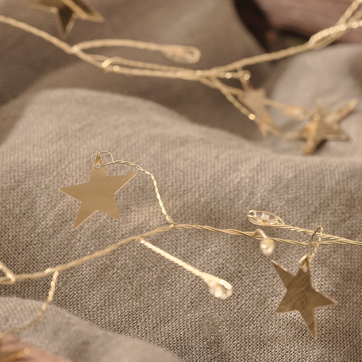1,5m LED-Sternenlichterkette in Gold mit 50 Mikro-LEDs unbeleuchtet close up