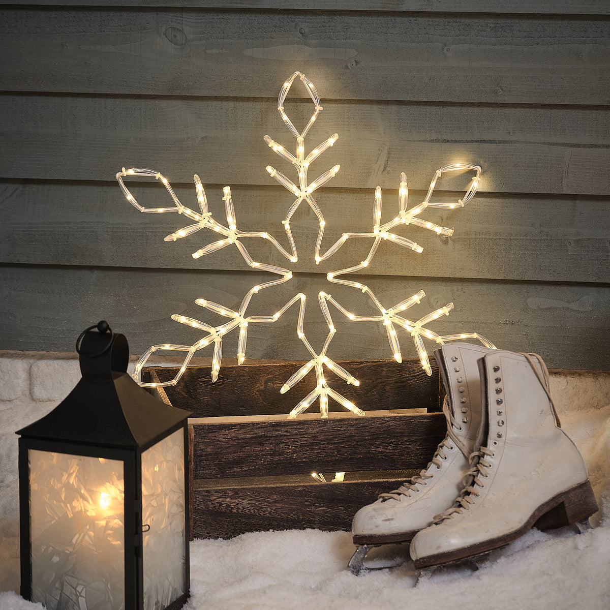 57 cm LED-Schneeflocke aus Acryl mit 128 Mikro-LEDs für den Außenbereich dekoriert mit Laterne vor dem Haus