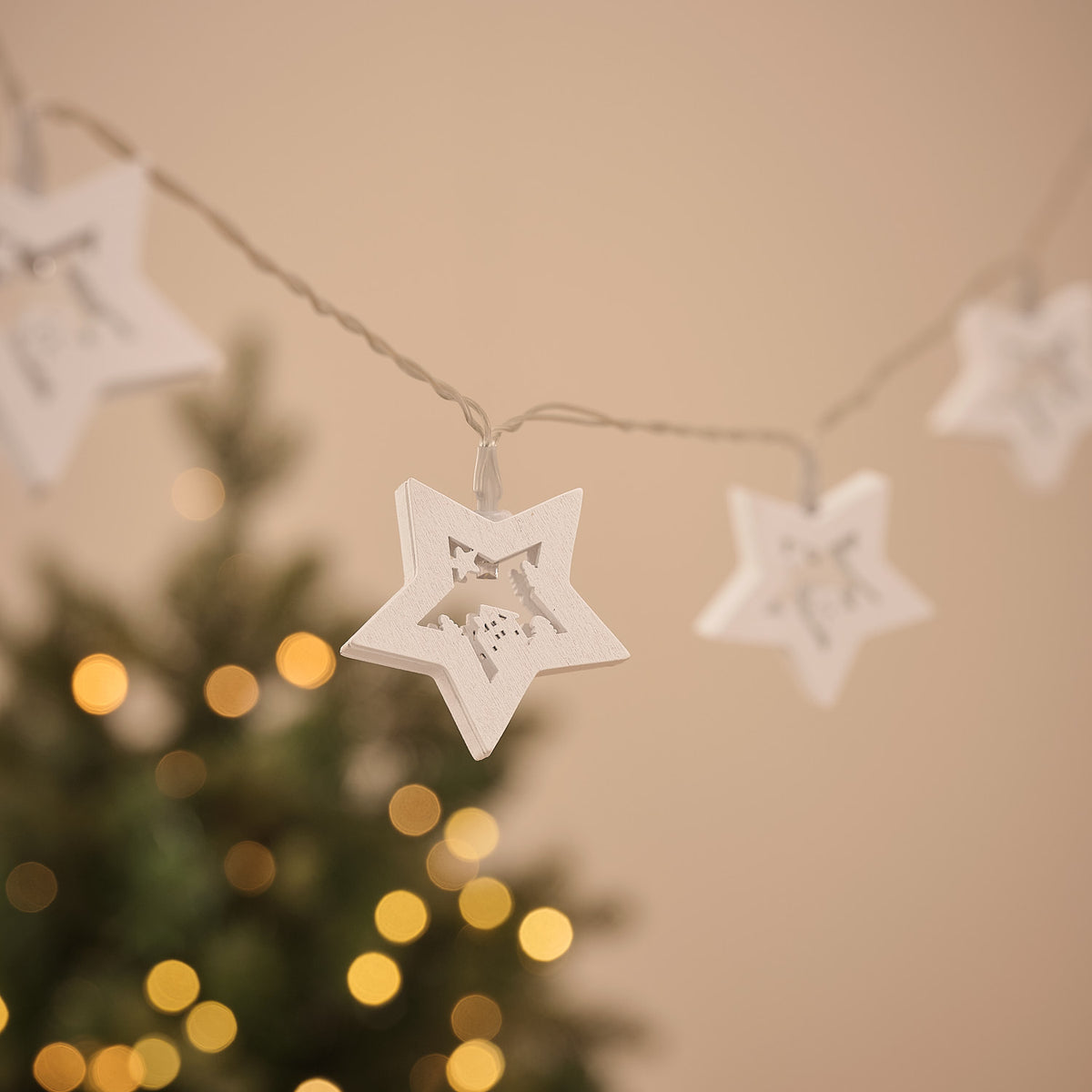 10er LED-Lichterkette mit weißen Holzsternen und Weihnachtsmotiv unbeleuchtet