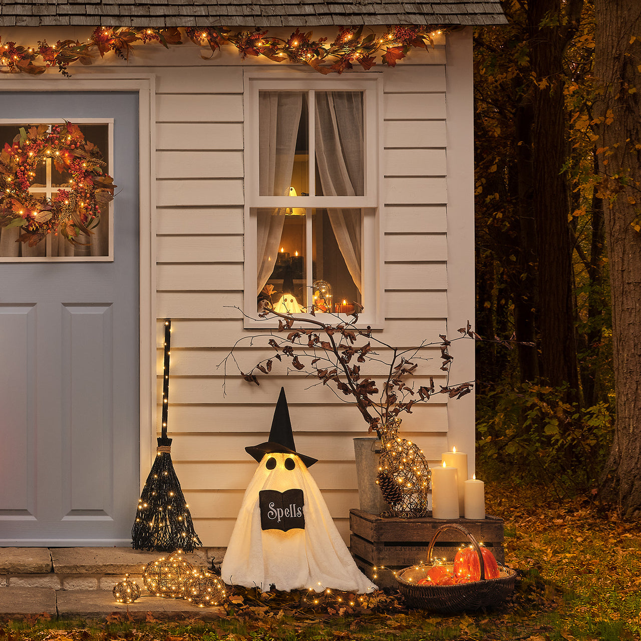 3er Set LED-Kürbis-Deko für außen aus Weidegeflecht mit Timer dekoriert am herbstlichen Haus