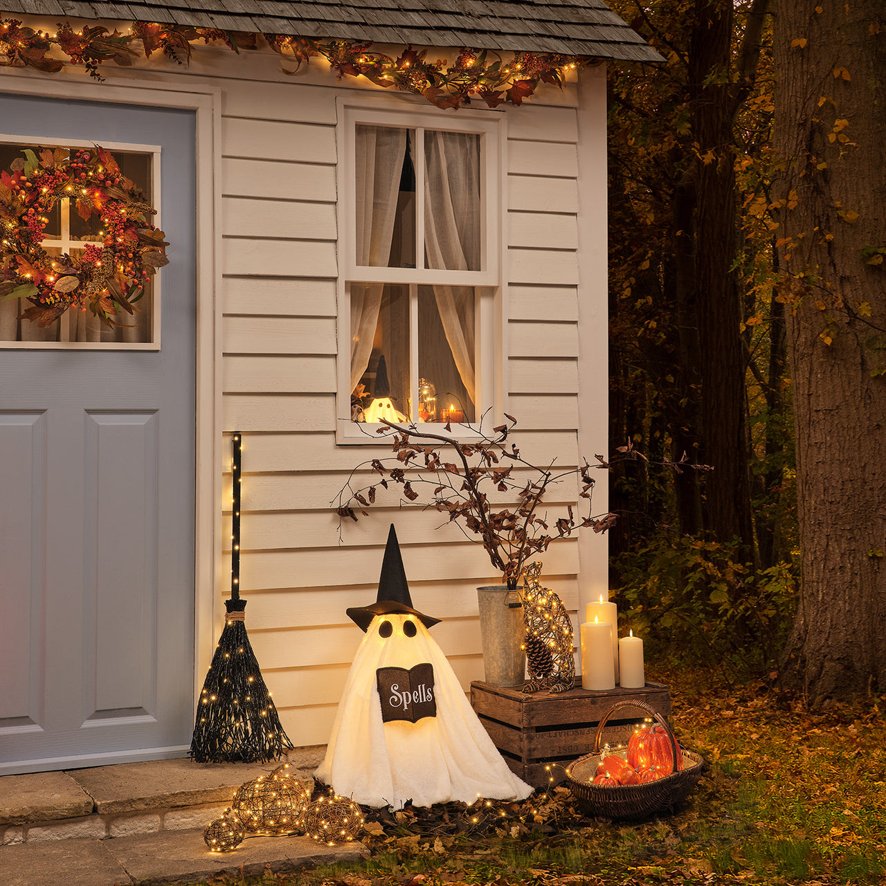 Wanda LED-Halloweenfigur Hexen-Geist für außen in Weiß dekokiert vor Haus