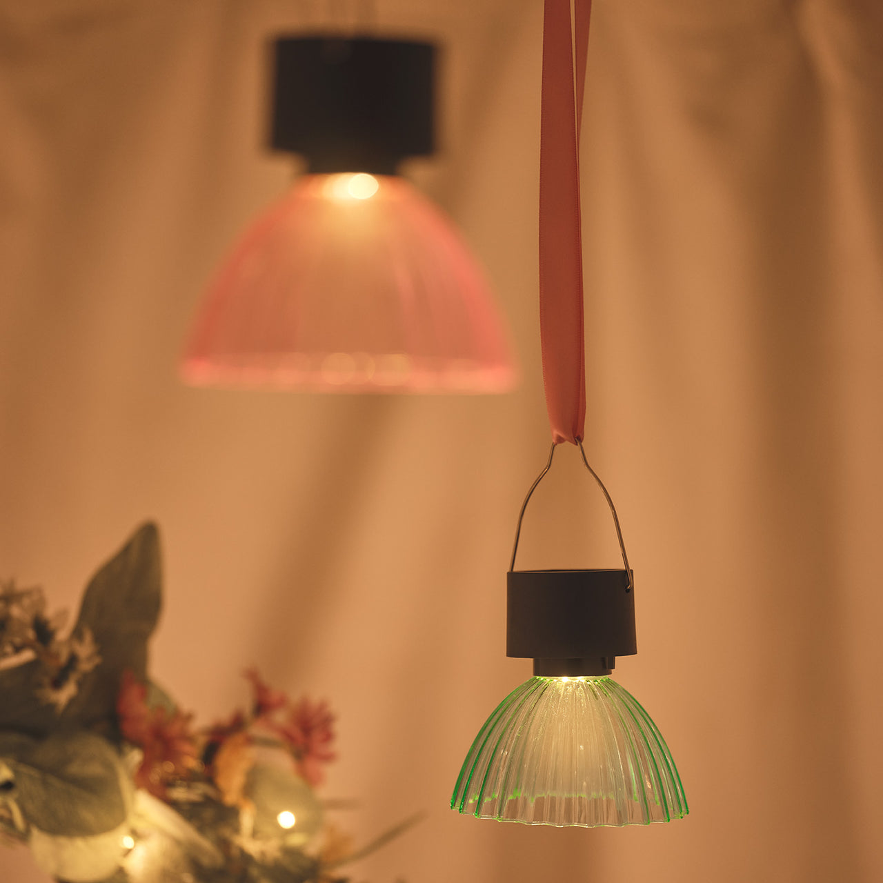 4er Set "Lustre" Solar-Hängeleuchten in Pastellfarben nah
