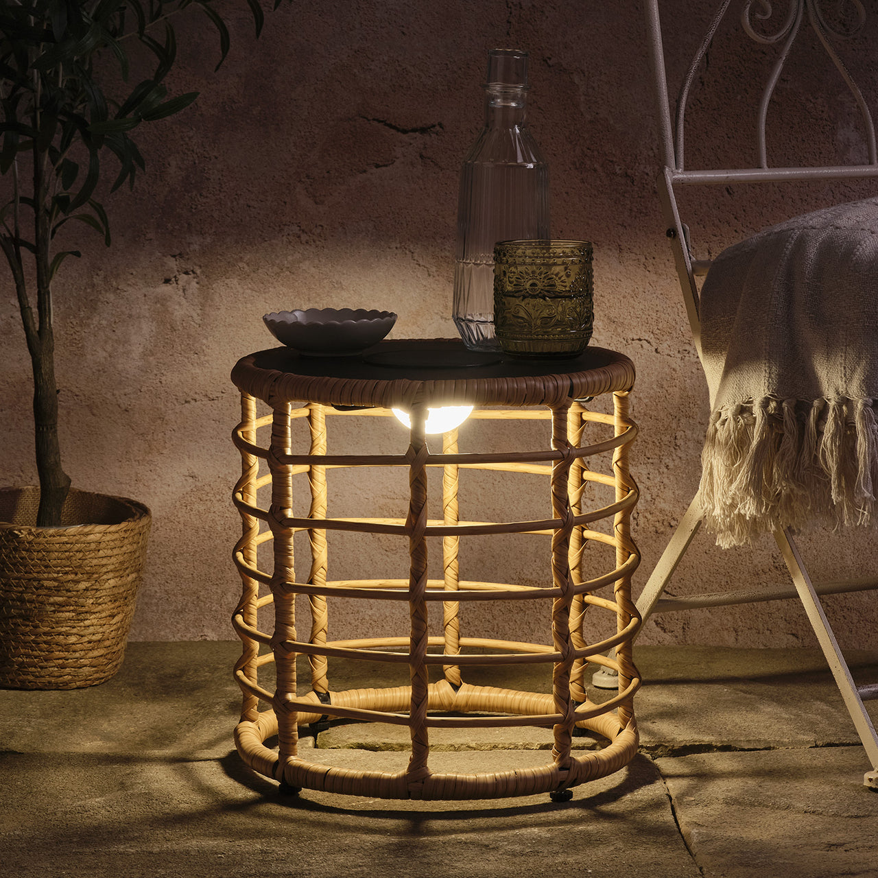 Hygge Solar-Beistelltisch in Flechtoptik mit dimmbarer Beleuchtung mit Deko