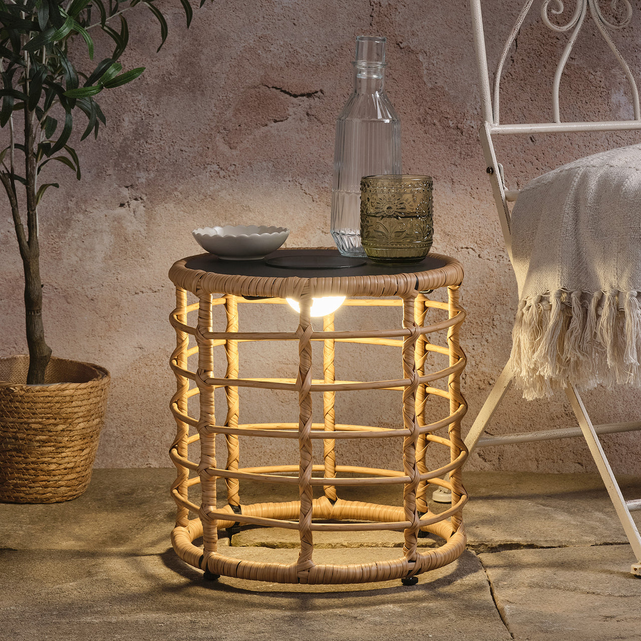 Hygge Solar-Beistelltisch in Flechtoptik mit dimmbarer Beleuchtung am Tag
