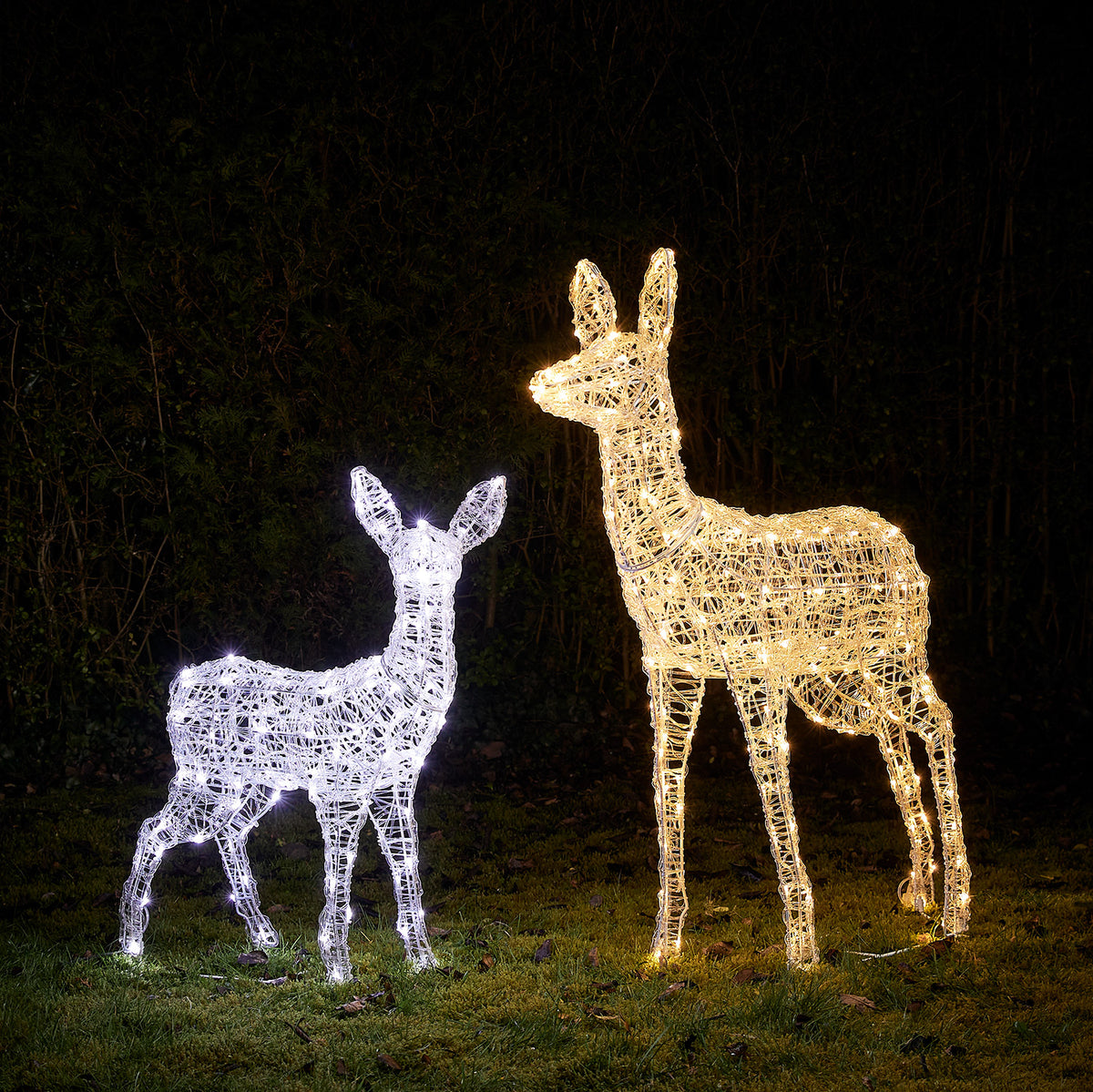 Bicolor Solar-LED-Rentiere Hirschkuh und Rehkitz mit weißem und warmweißem Licht im Garten