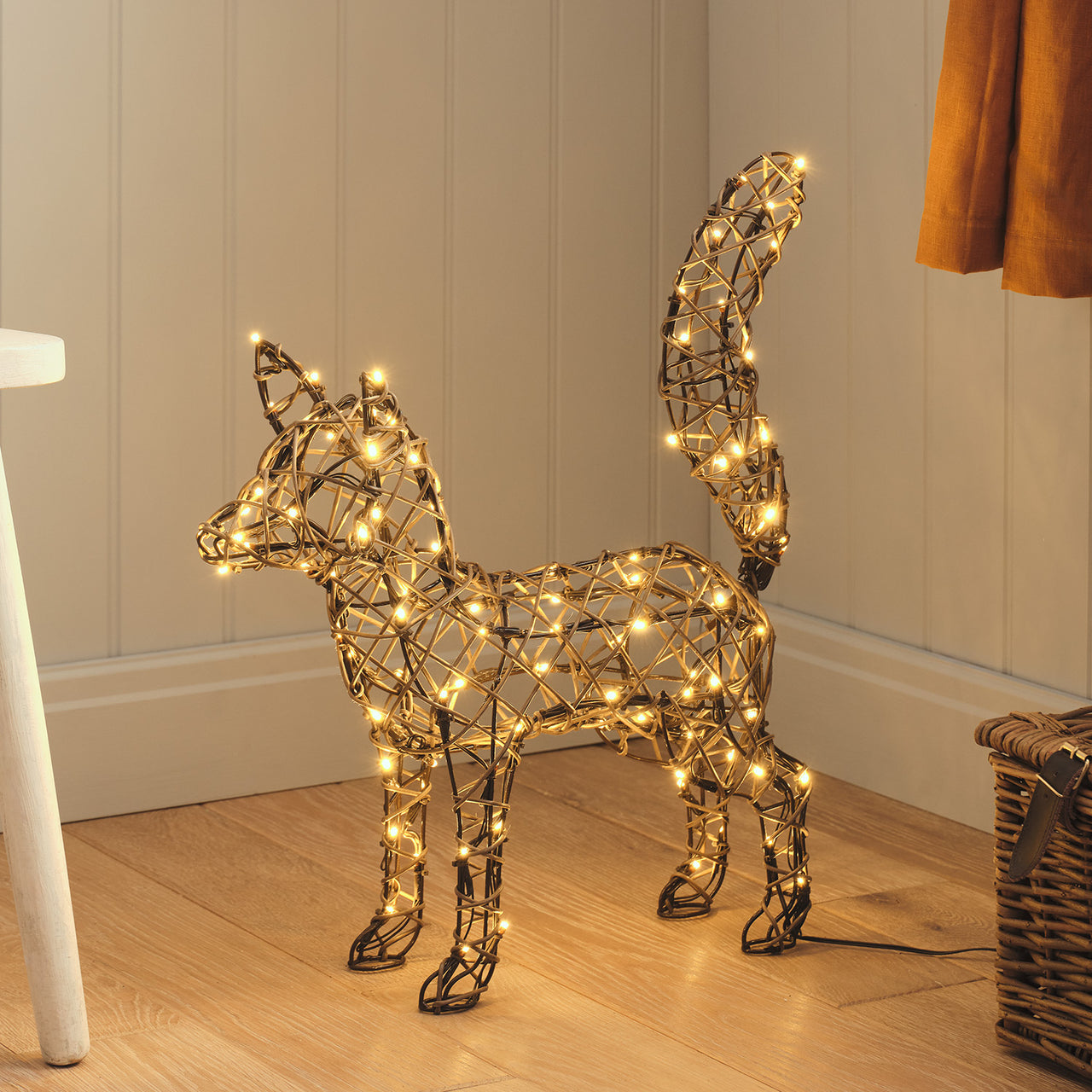 Sherwood Rattan LED-Fuchs mit 100 LEDs & Timer beleuchtet am Tag