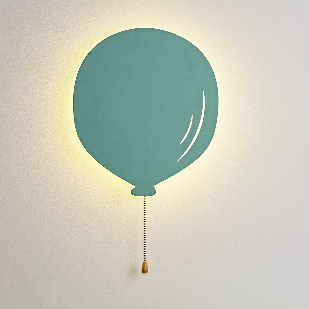 Leuchtende Luftballon Wandleuchte im Dunkeln an weißer Wand.