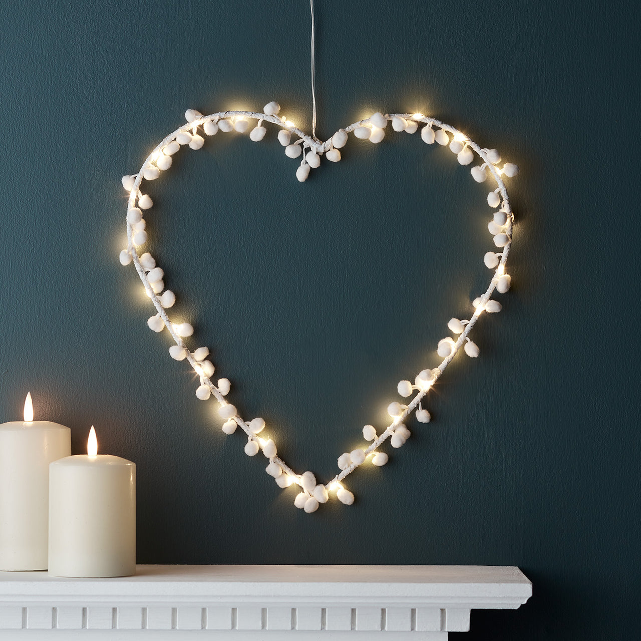 Micro LED Herz mit weißen Pompons