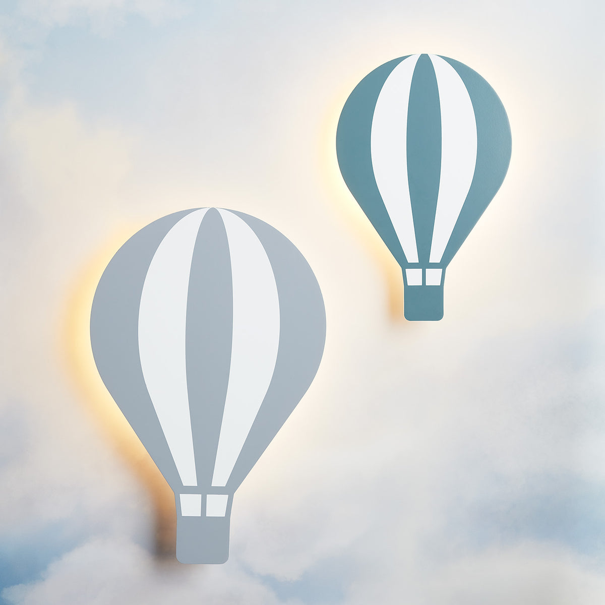 Zwei Heißluftballon-Wandlampen in Grau und Grün leuchten sanft an einer Wand mit Wolkenmotiv