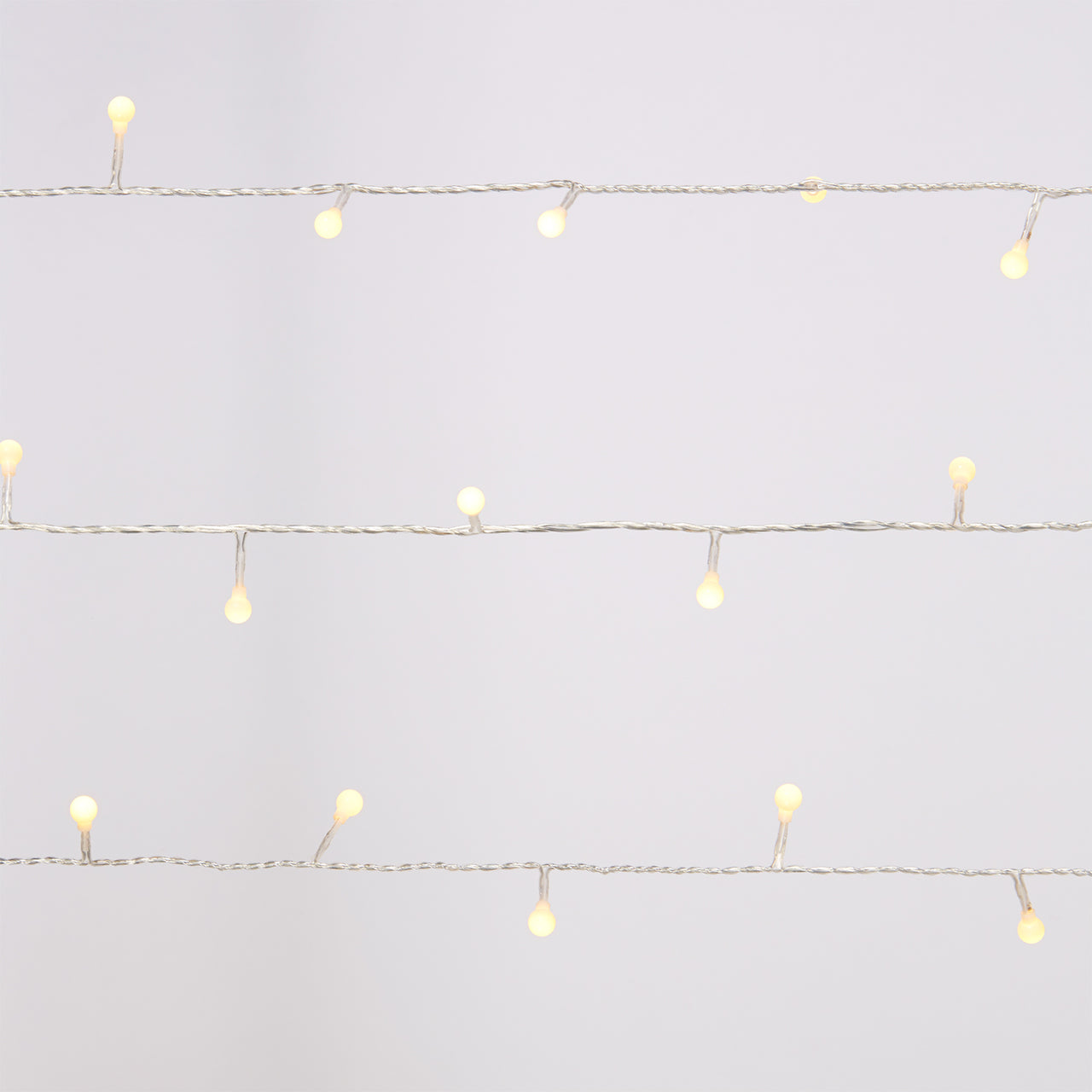 Weiße Lichterkette mit kleinen runden Birnen.