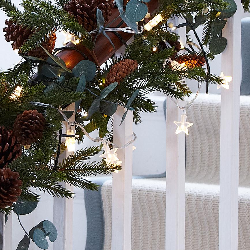Stern Lichterkette als Teil der Weihnachtsdeko für Treppen.