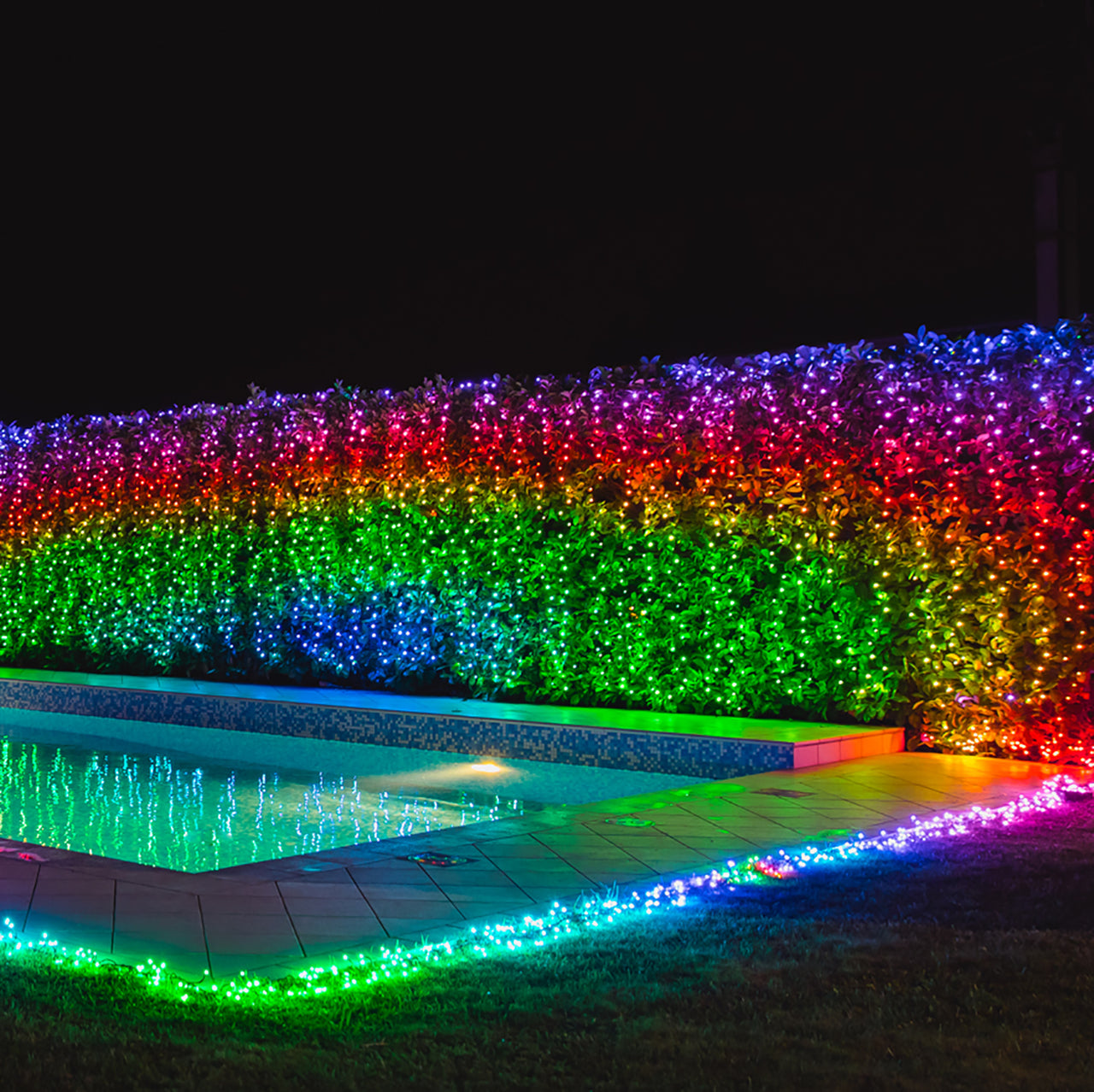 Twinkly 2,1m smarter Lichtervorhang Bunt und Weiß Edition mit 210 LEDs