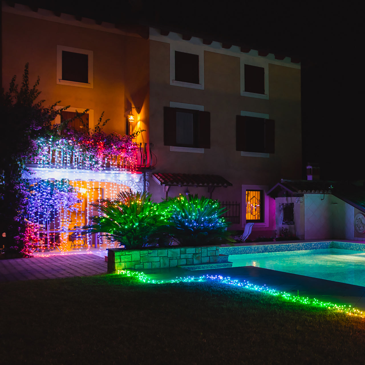 Twinkly 2,1m smarter Lichtervorhang Bunt und Weiß Edition mit 210 LEDs