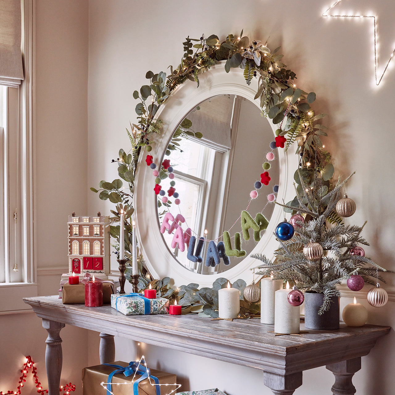 1,5m Weihnachtsgirlande mit blauen Beeren und Micro Lichterkette